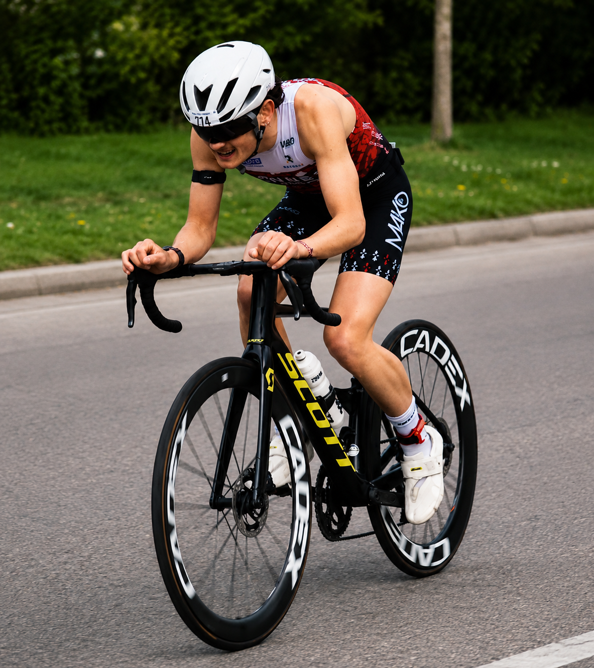 Hippolyte en course sur son vélo, position aérodynamique