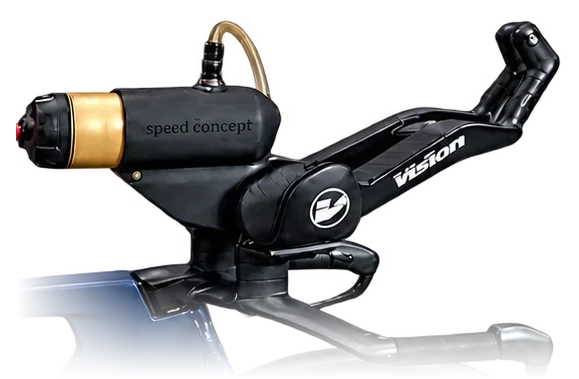 Gros plan sur le cockpit du Cannondale : bidon doré couché entre les prolongateurs Vision, tenu par le BTA porte-bidon Speed Conception